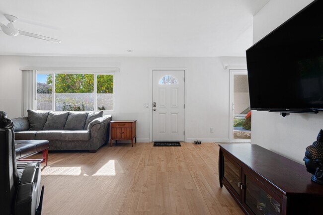 Foto del edificio - 1950 S Palm Canyon Dr