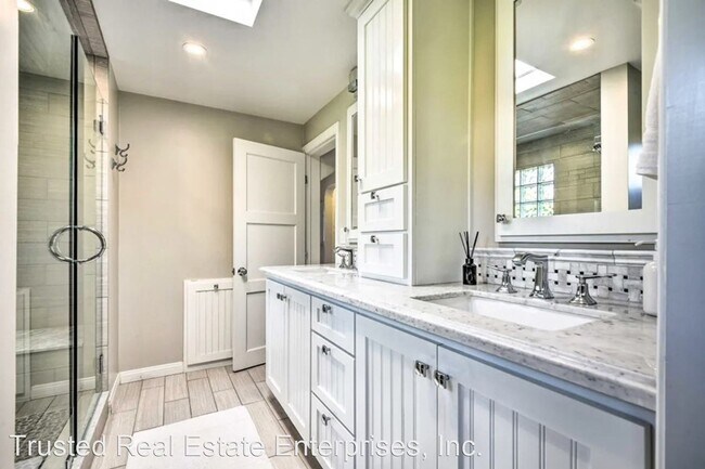 Building Photo - 4 br, 2 bath House - 308 N. Catalina Street