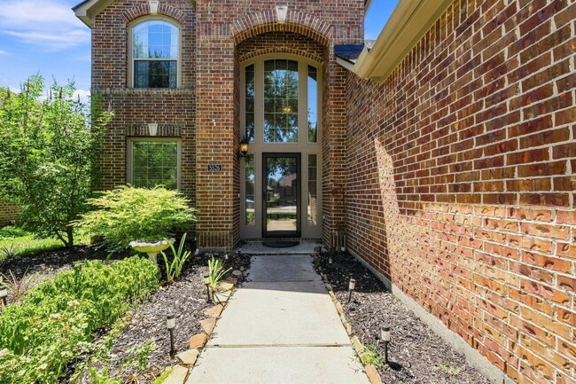 Building Photo - 5526 Walnut Glen Ln