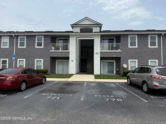 Foto del edificio - 7920 Merrill Rd