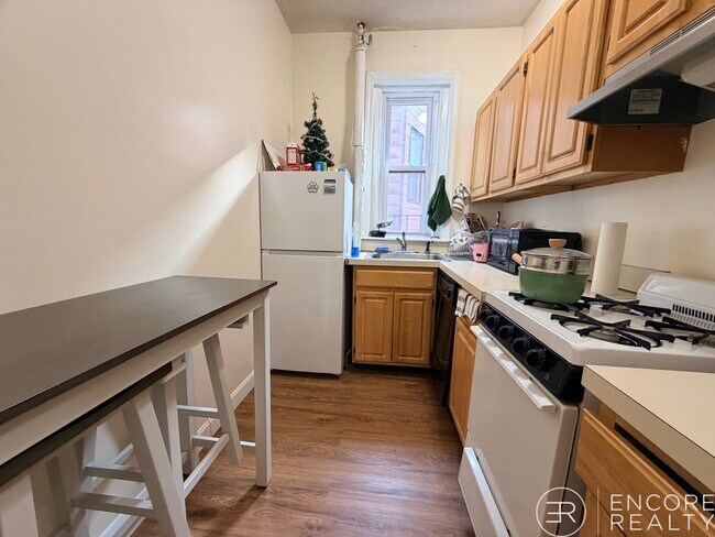 Building Photo - 463 Park Dr