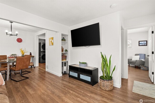 Foto del edificio - Updated South Tacoma Gem: Large Corner Lot & Covered Deck