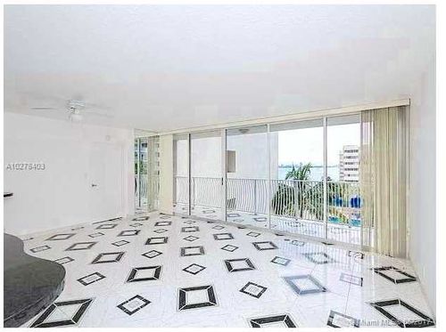 Foto del edificio - 7601 E Treasure Dr