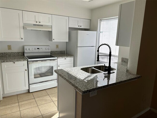 Building Photo - 3900 Woodchase Dr