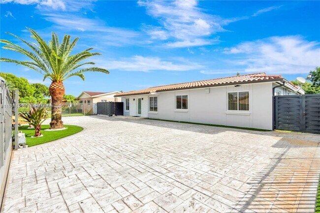 Foto del edificio - 4931 SW 132nd Ave