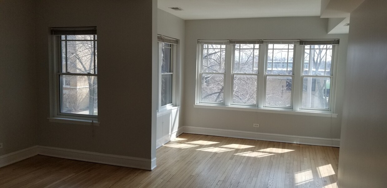 Living Room / Dining Room - 258 Washington Blvd
