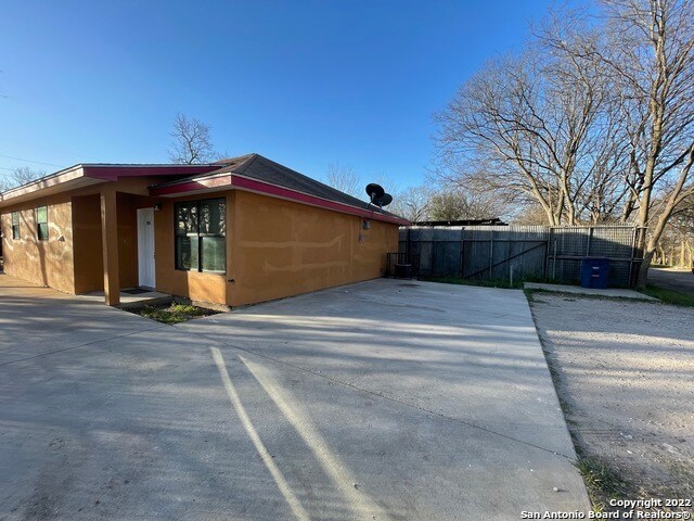 Building Photo - 1721 Quintana Rd