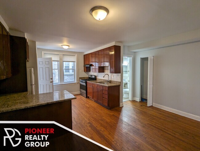 Foto del edificio - 5029 N Harding Ave