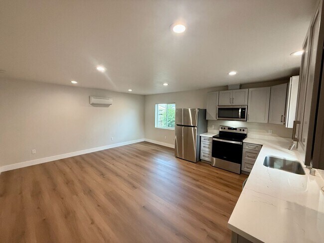 Foto del edificio - NEW BUILD! Beautifully designed mini home with Solar!!