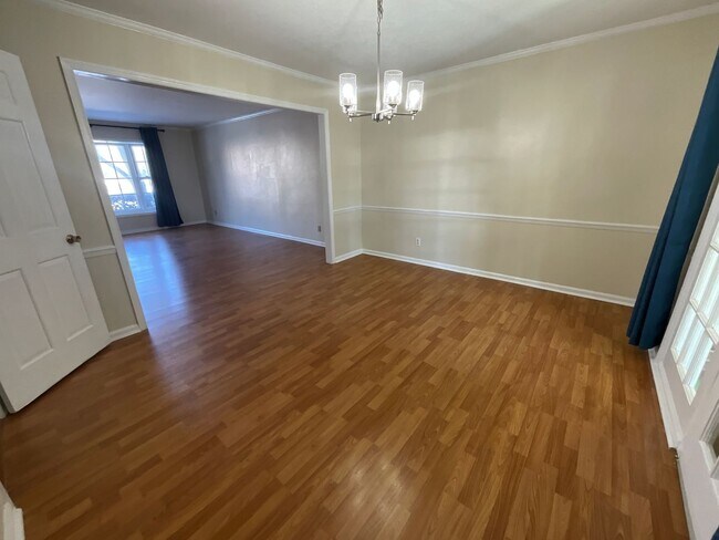 Foto del edificio - Lovely 3 Bedroom End Unit in Battle Forest!