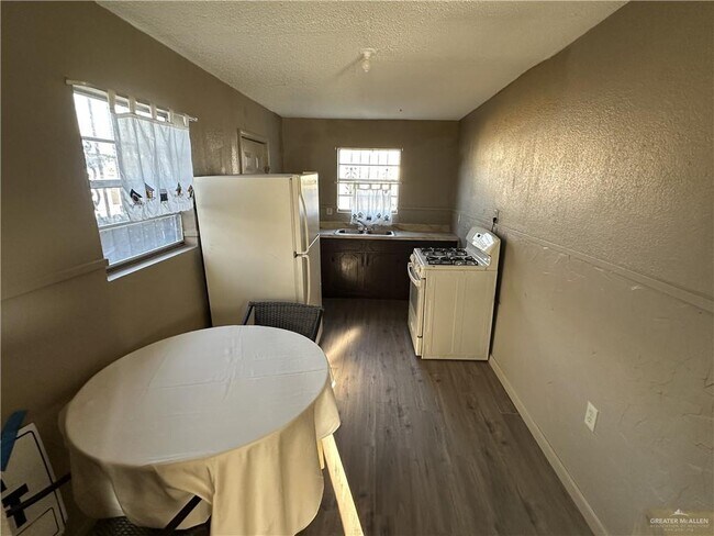 Building Photo - 9 N Cantu St