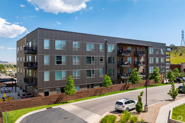 Building Photo - Aurum