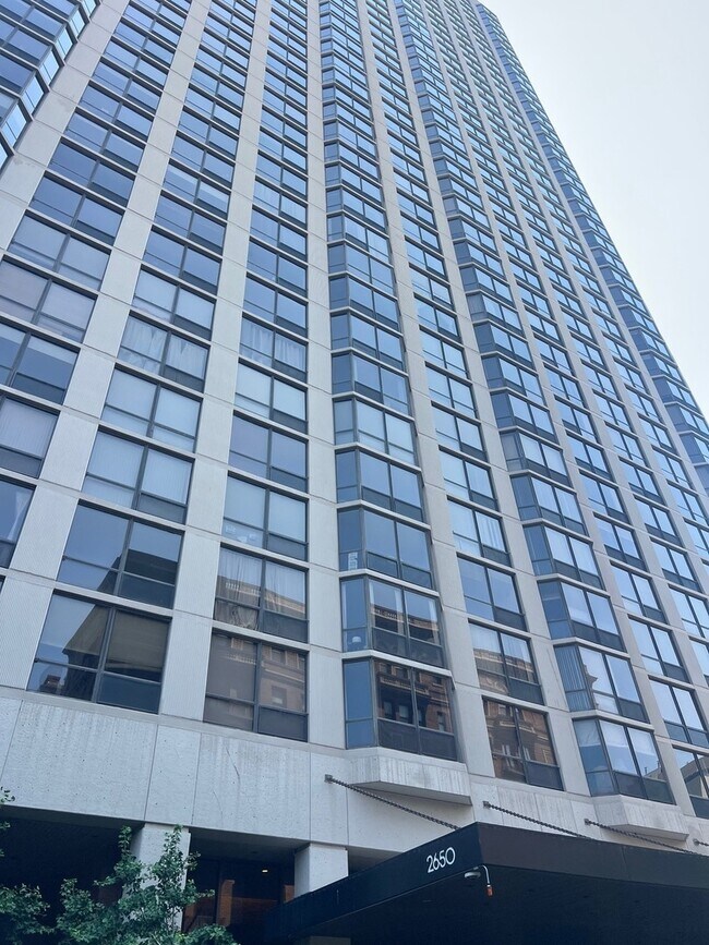 Foto del edificio - 2650 N Lakeview Ave