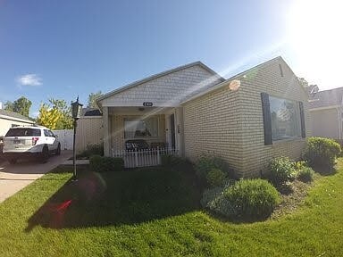 Building Photo - 240 300 N