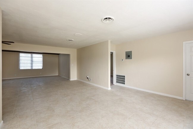 Building Photo - 6860 SW 26th St