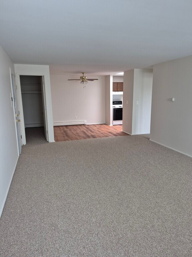 Sala de estar y comedor - 239 Twelve Mile Rd