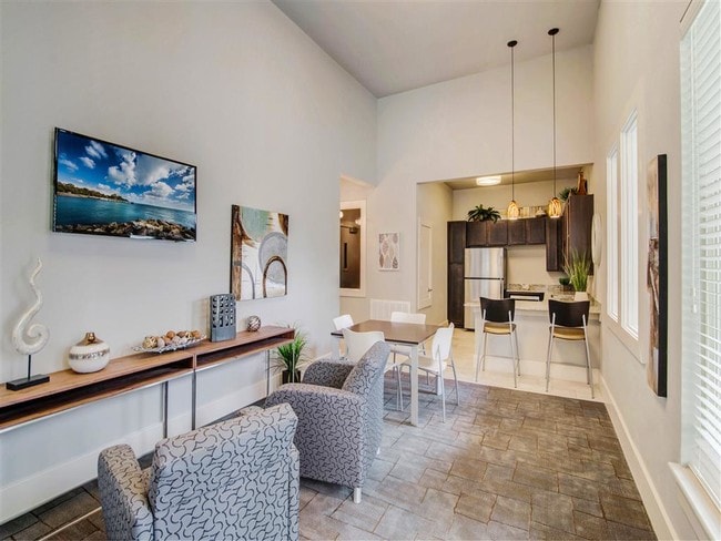 Building Photo - Balcones Lofts