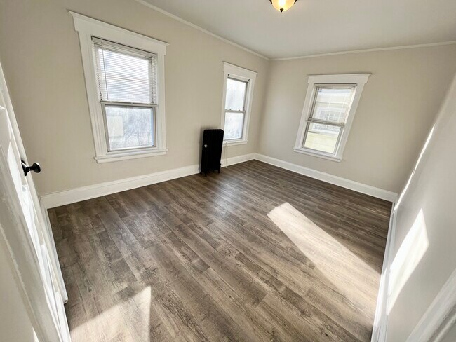 Building Photo - 18 Oak Pl