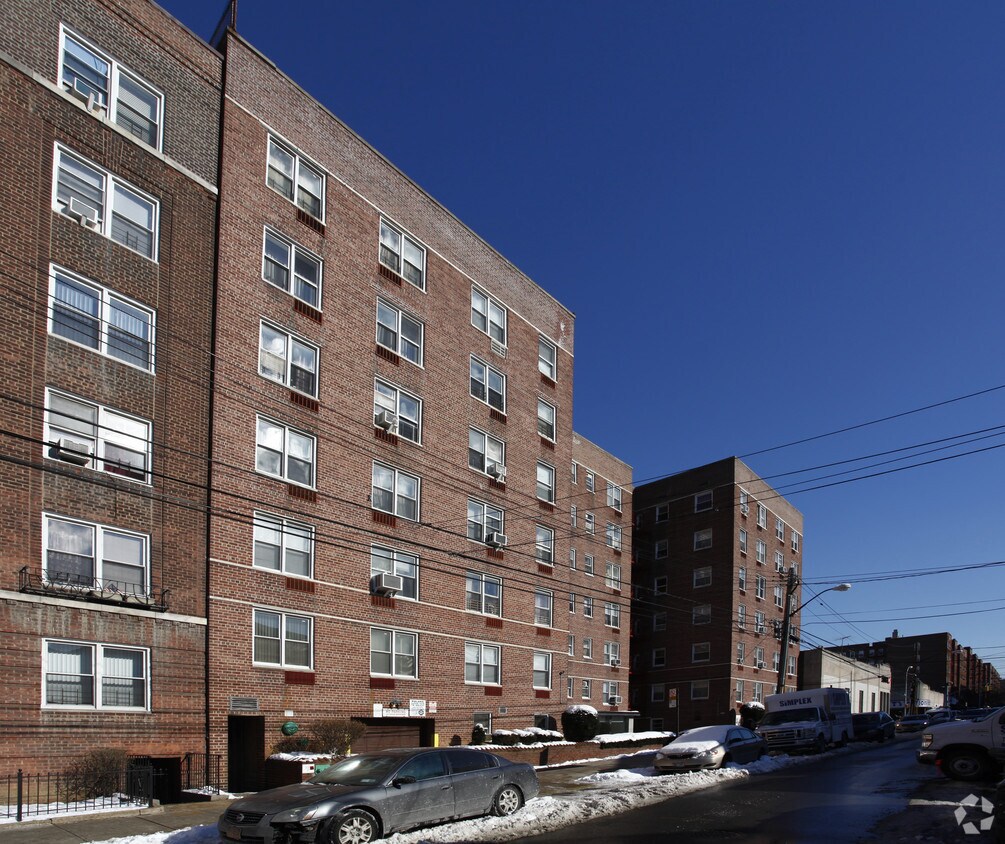 Foto del edificio - 63-45 Saunders St