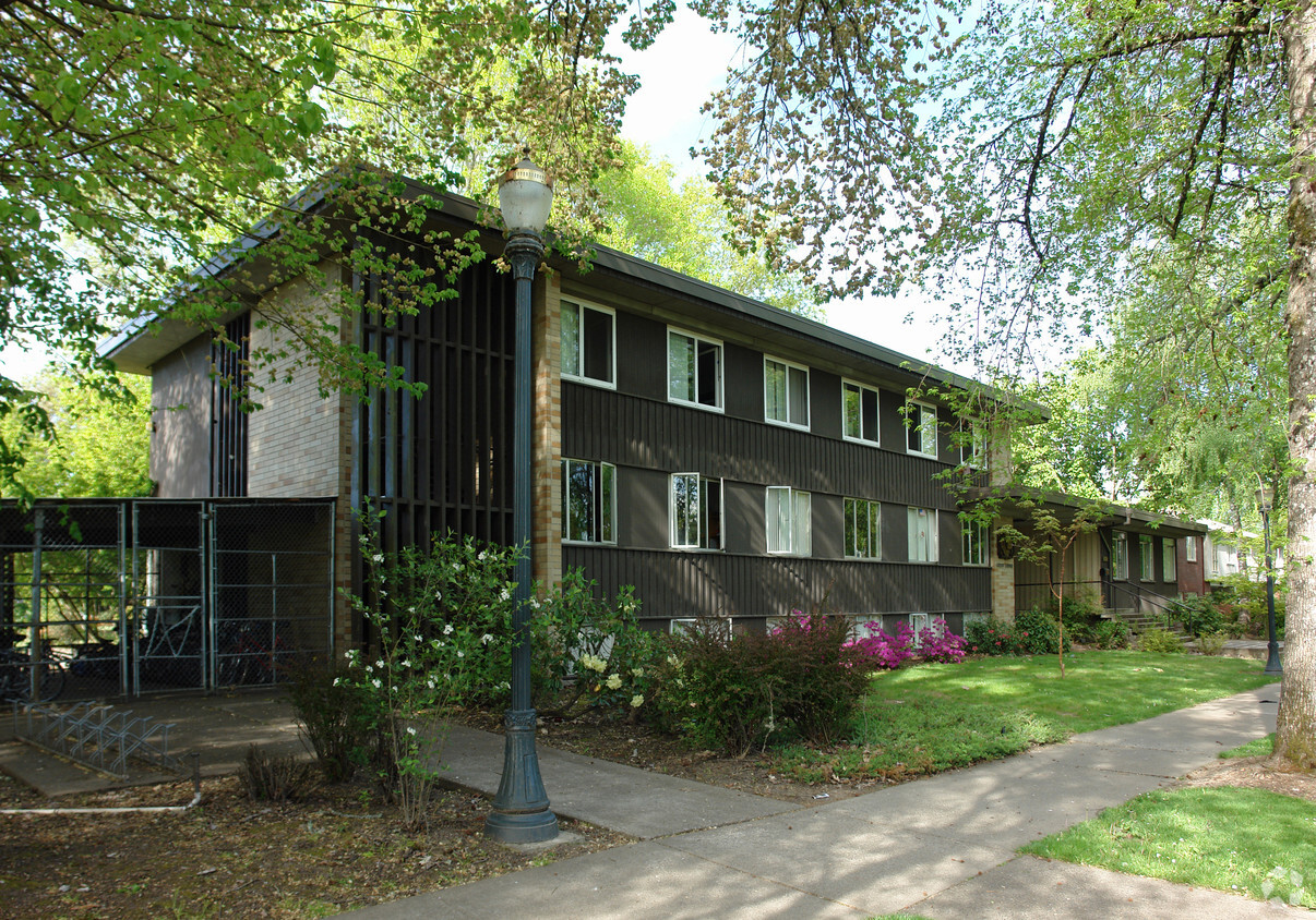 Building Photo - Avery Lodge