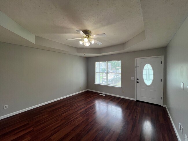 Foto del edificio - Great 3 BR 2 Bath Available Immediately in...