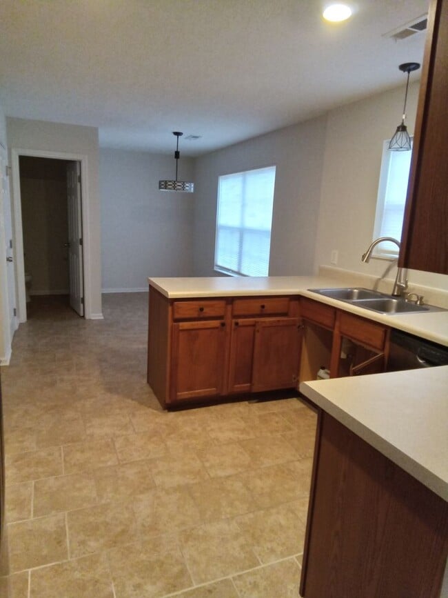 Building Photo - Knoxville 37921 - 4 bedroom, 3 bath home -...