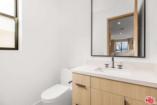 Foto del edificio - 19535 Strathern St