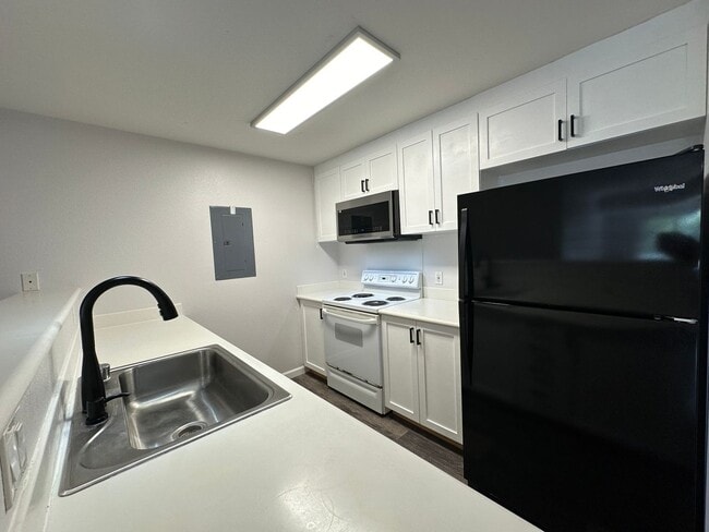 Building Photo - Experience Modern Comfort and great Views ...