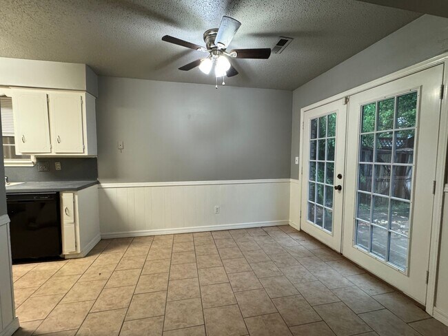 Foto del edificio - 3 bed 1 bath 2 car garage