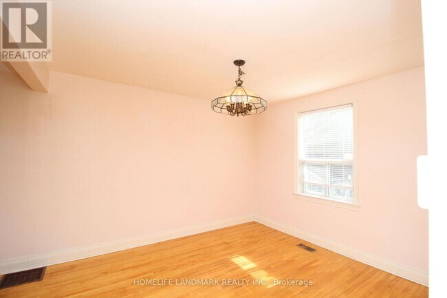 Photo du bâtiment - 15 Craigmore Crescent