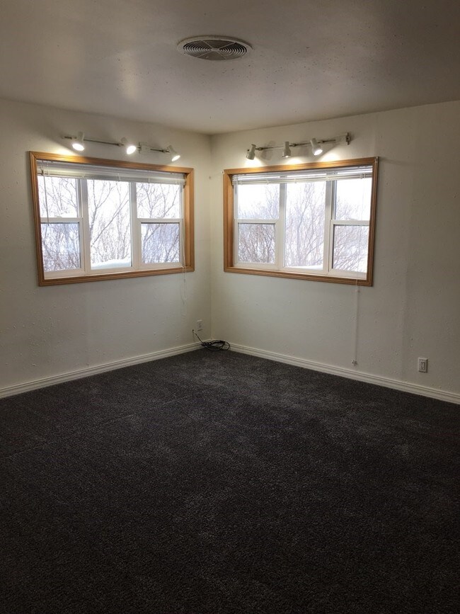 Building Photo - 814 Haines Ave