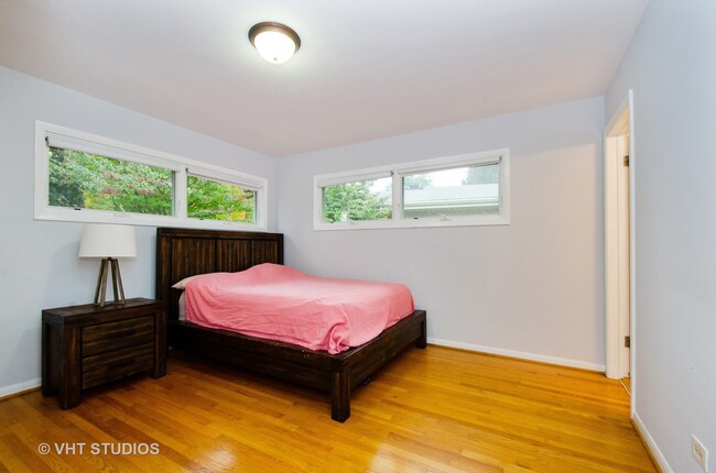 Building Photo - 2117 Parkview Ct