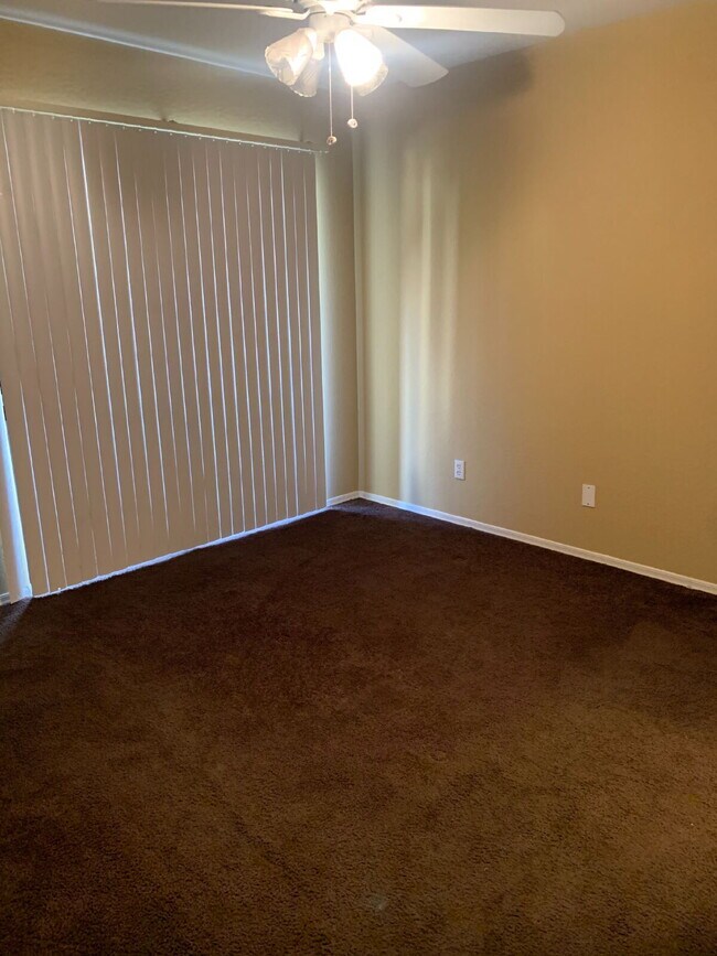 Foto del edificio - "Charming 2-Bed, 2-Bath Gem in Prime Phoenix Location with 900 Sq Ft of Comfort!"