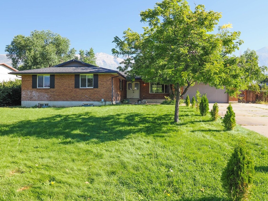 Primary Photo - Beautiful home in Alpine