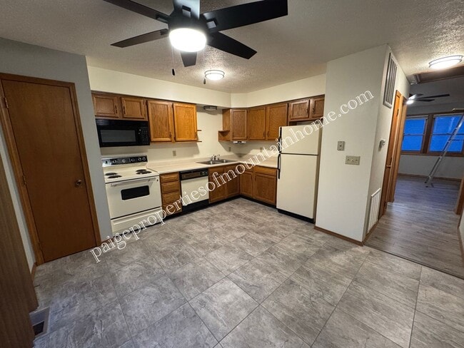 Foto del edificio - Spacious 1-Bedroom in Cotter Near Valley Airport – Unique Garage