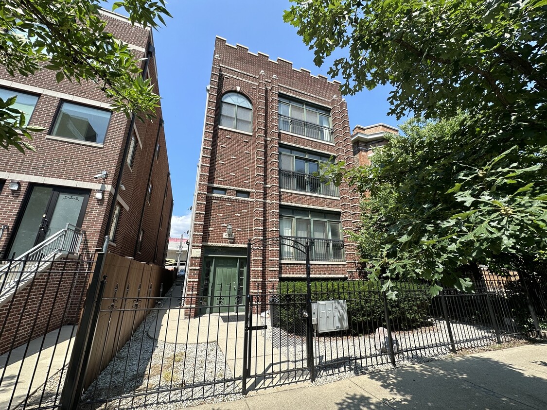 Primary Photo - 4726 N Winthrop Ave