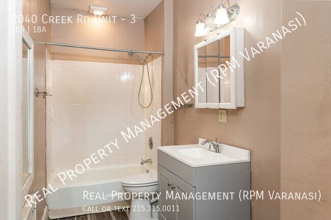 Building Photo - Fully Renovated 2 Bed, 1 Bath Apartment in...