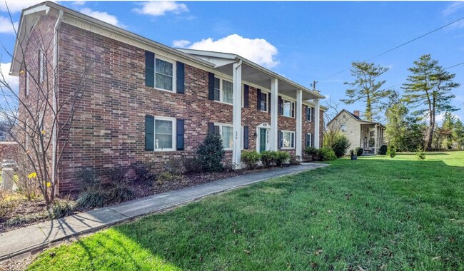 Building Photo - 530 Whispering Hills Dr