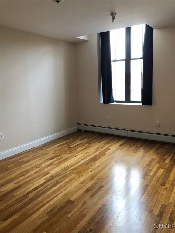 Foto del edificio - 210 W Division St