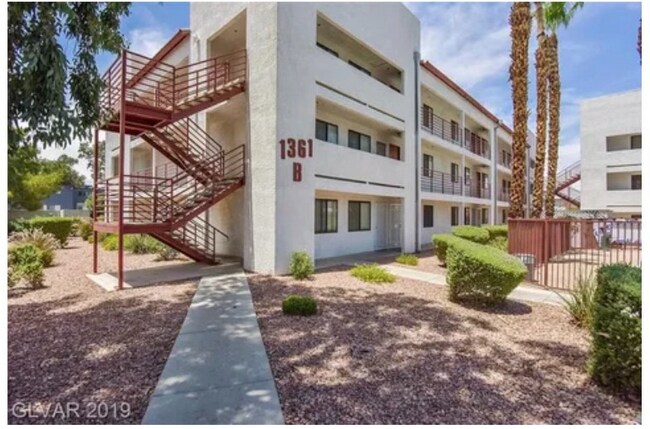 Foto del edificio - 1361 E University Ave.