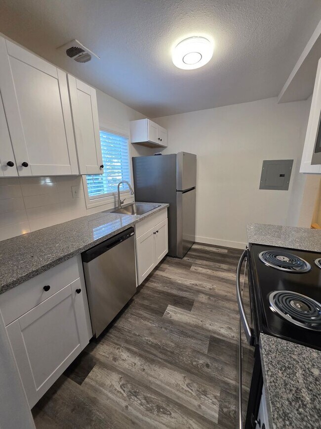 Foto del edificio - REMOELED 2 BED 1 BATH HOUSE READY NOW!