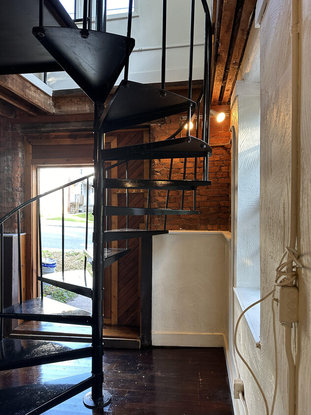 Entry door/spiral staircase going upstairs - 37 Union St