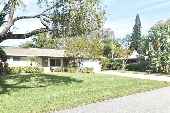 Foto del edificio - 1833 Sandalwood Dr