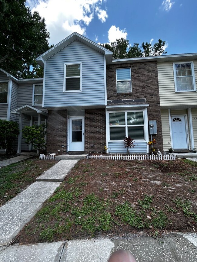 Building Photo - Now available! Ready-to-move-in townhome i...