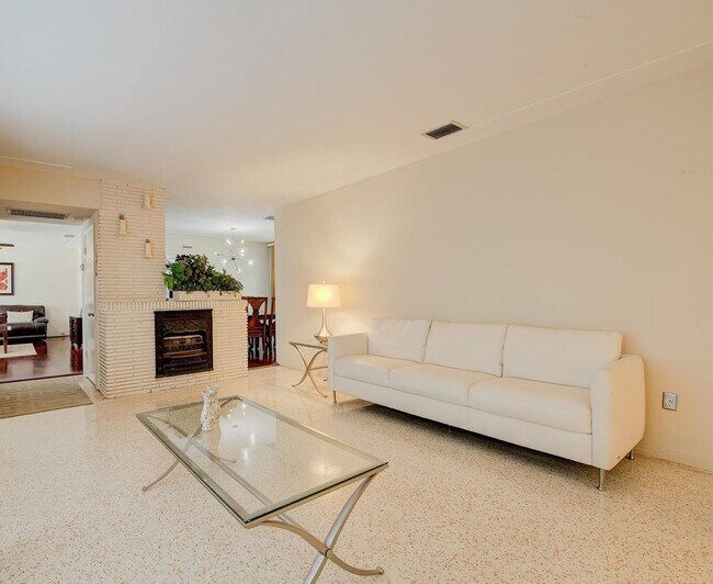 Foto del edificio - 9500 Carlyle Ave