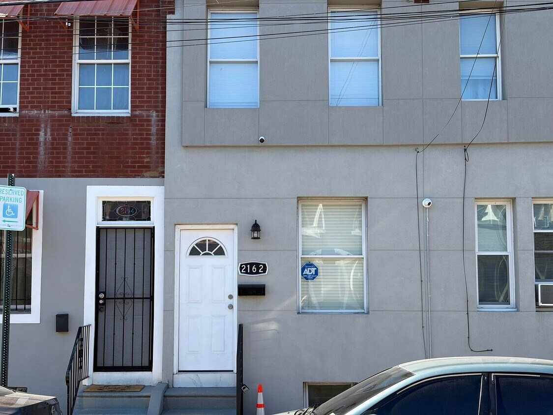 Foto principal - Modern 2- Story Townhome with Fenced in Ba...