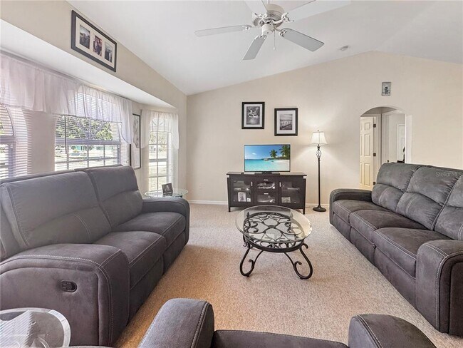 Foto del edificio - 18353 Grace Ave