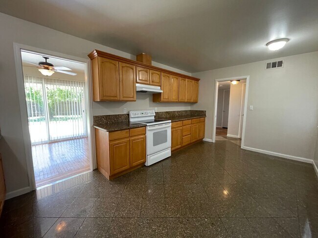 Foto del edificio - Single Story 3 Bedroom, 2 Bath Single Story Home with Huge Backyard!