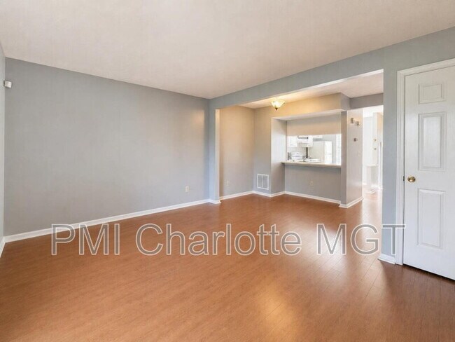 Foto del edificio - 654 Lex Dr
