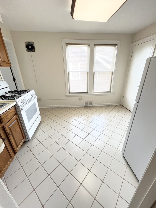 Building Photo - 1310 Wilmette Ave